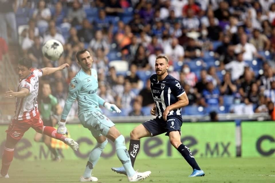 Janssen marcó así el primer gol de Rayados en el duelo ante San Luis de Repechaje, aunque luego falló su cobro en la tanda de penales.