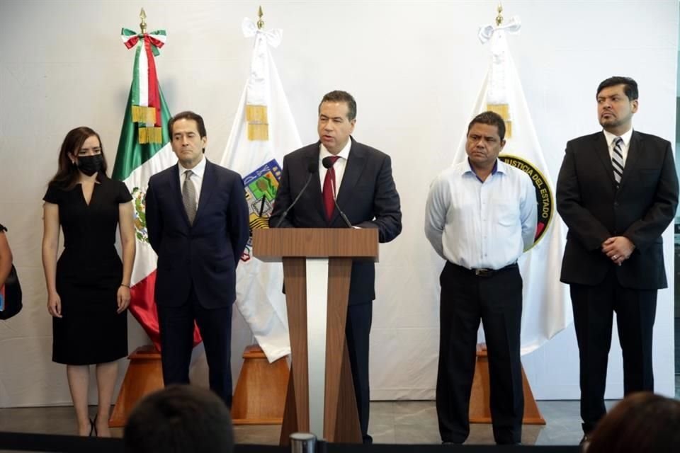 En la rueda de prensa participaron los papás de Debanhi, el Fiscal, Gustavo Guerrero, la Fiscal Especializada en Feminicidios, Griselda Núñez y Ricardo Mejía, Subsecretario de Seguridad.