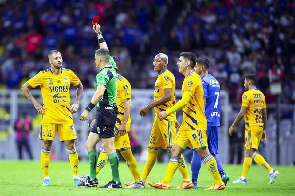 Nicolás López recibió un juego de suspensión tras la roja que vio en el partido contra Cruz Azul. No podrá estar en el duelo de vuelta.