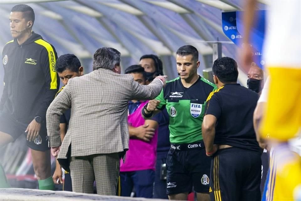 El técnico Miguel Herrera tampoco estará en el banquillo al haber sido expulsado.