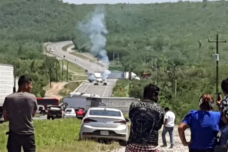 Fuentes extraoficiales mencionaron que el cierre de la vía comenzó al filo del mediodía y se realiza a la altura del ejido de 'Tomaseño'.