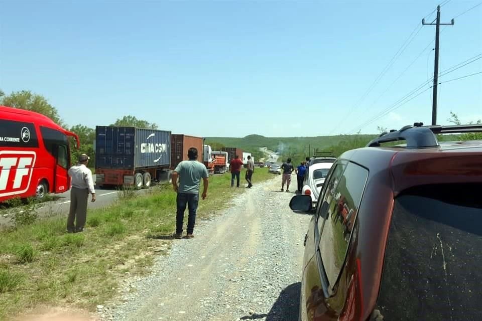 Usuarios de dicha vía permanecen a la espera de que sea reabierta.