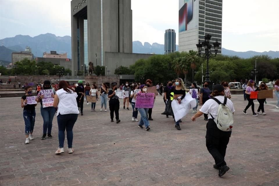 Mujeres integrantes de colectivos se reúnen frente al Palacio de Gobierno para exigir un alto a los feminicidios en Nuevo León.