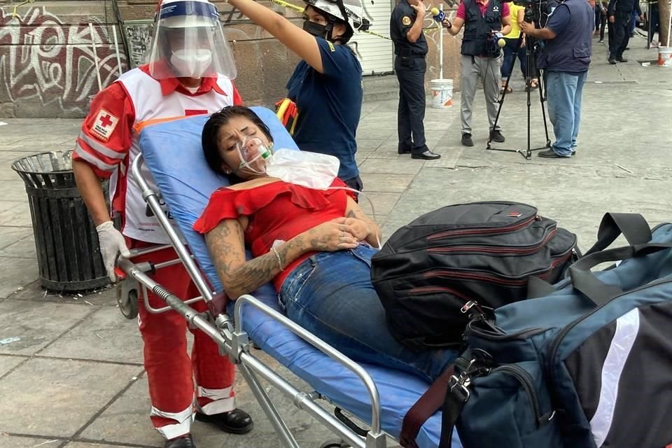 Al arder el negocio, ubicado en la calle Galeana, el humo invadió el área subterránea y provocó la muerte de una menor de 17 años.