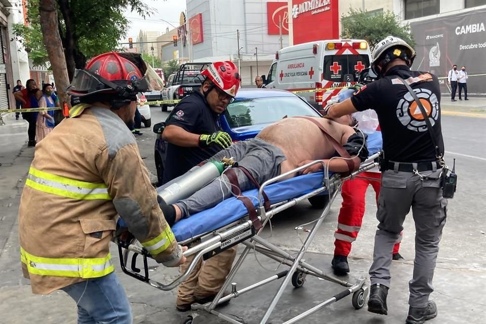 Al primero que sacaron fue un adulto, que fue trasladado en estado critico al Hospital de Zona.