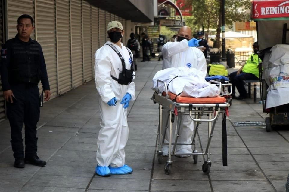 También rescataron a una joven a la cual le hicieron maniobras de resucitación para trata de salvarla, pero aparentemente ya se encontraba sin vida.