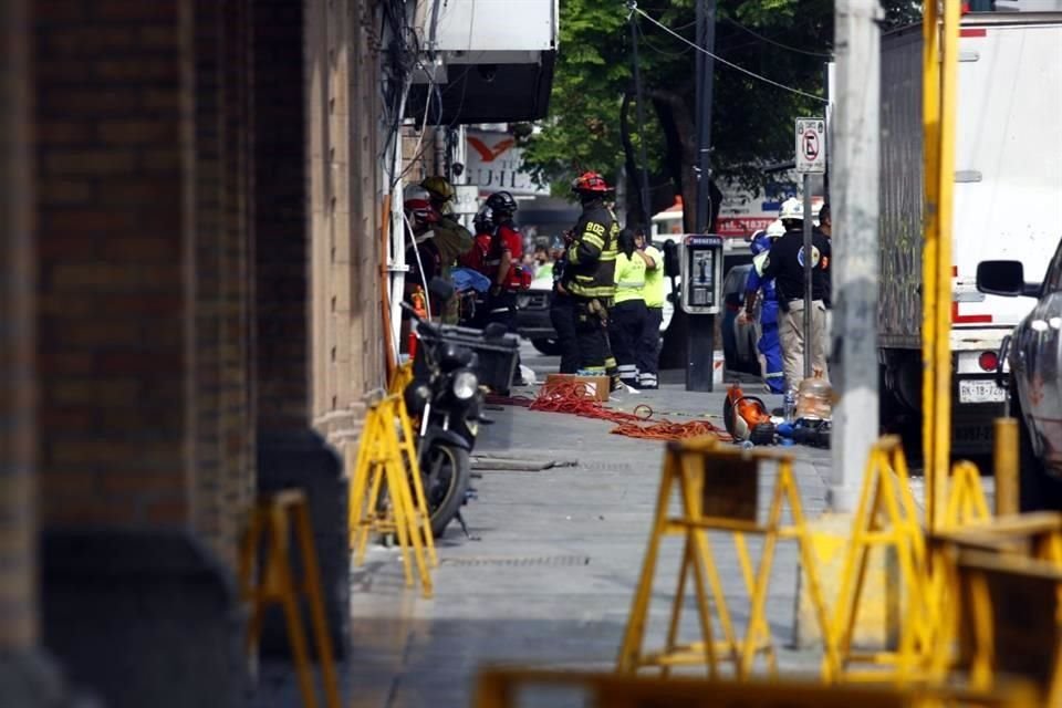 La calle Padre Mier se mantiene cerrada en su cruce con Galeana por el fuerte despliegue de elementos de bomberos, socorristas, rescatistas y policías.
