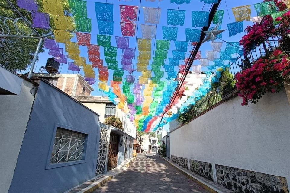 Tiras de papel picado de varios colores: las huellas de una de las fiestas que se festejan en estas calles.