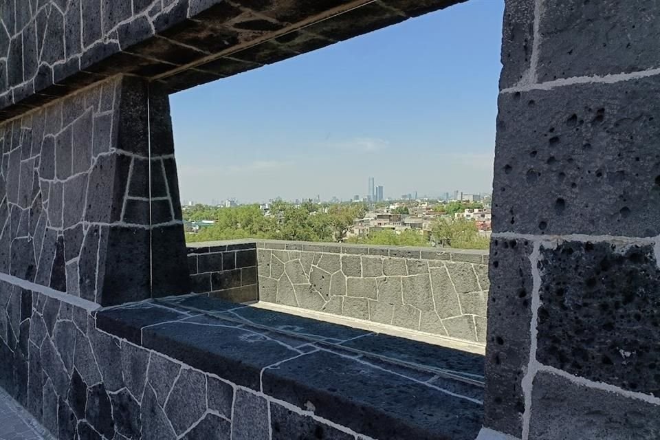 Vista al norte desde el mirador del Museo Anahuacalli: a lo lejos la Torre Mítikah, en Xoco.