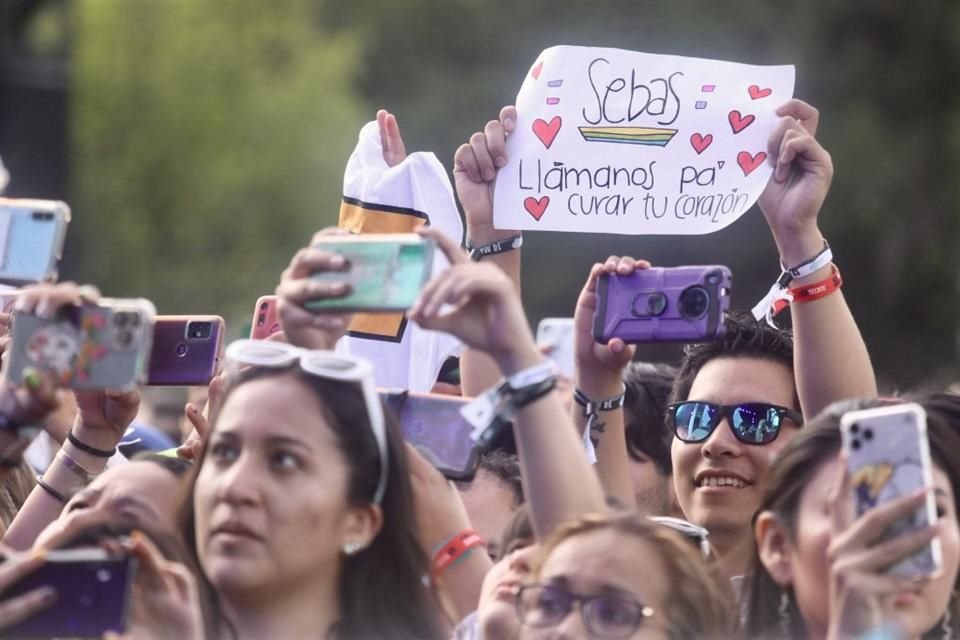 Los mensajes en carteles le llovieron a Sebastián Yatra durante su presentación en el Tecate Emblema.