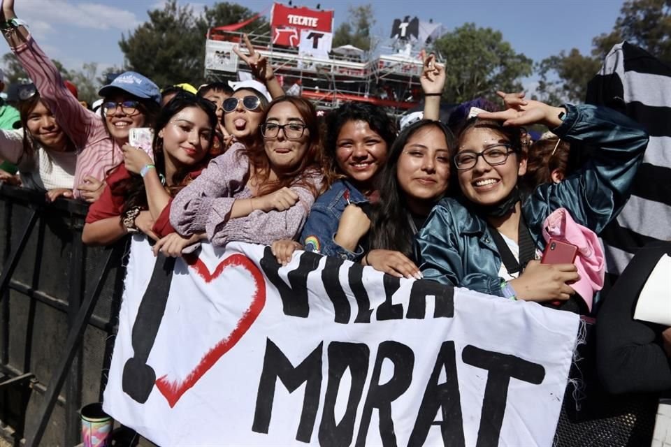 Las fans de Morat no dudaron en llevar carteles para mostrarles su cariño a la banda colombiana.