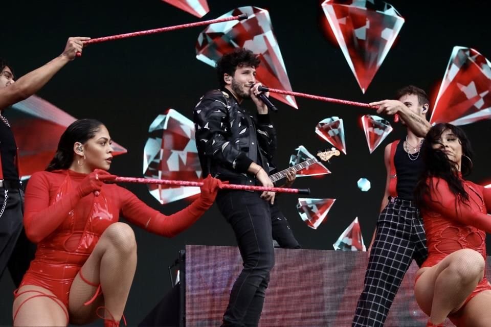Arropado por sus bailarinas, Sebastián Yatra entregó un show energético.