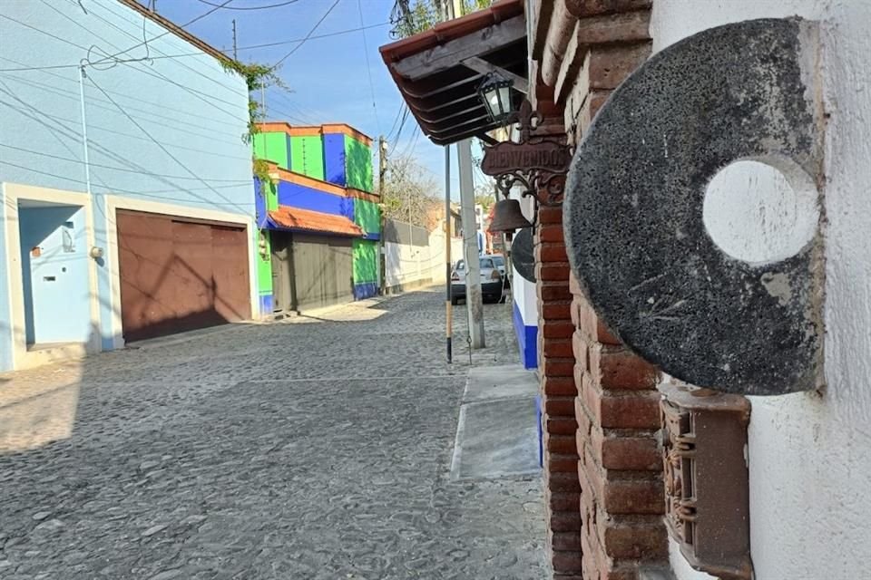 La piedra volcánica custodia algunas de las construcciones de los pueblos y barrios de esta zona de la Ciudad.