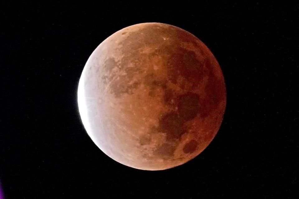 El divulgador científico Pablo Lonnie Pacheco Railey informó que los regios podrán contemplar la 'Luna de sangre' a partir de las 20:32 horas de este domingo y hasta la 1:50 horas de mañana.