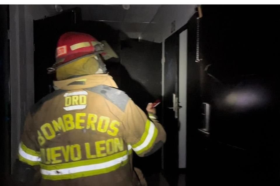Bomberos utilizaron equipo especializado para poder ingresar al sótano y revisar los cuartos en un edificio de Padre Mier y Galeana, en el Centro de la Ciudad.