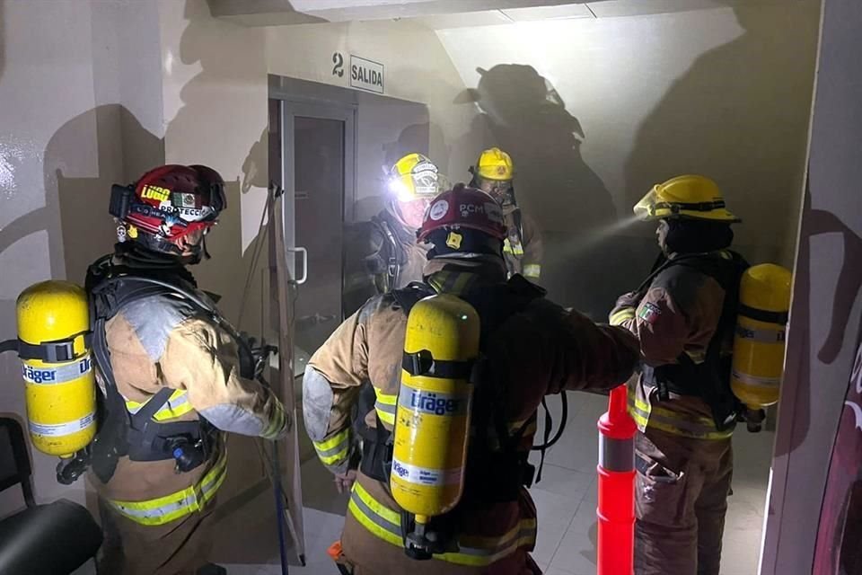 Bomberos utilizaron equipo especializado para poder ingresar al sótano y revisar los cuartos en un edificio de Padre Mier y Galeana, en el Centro de la Ciudad.