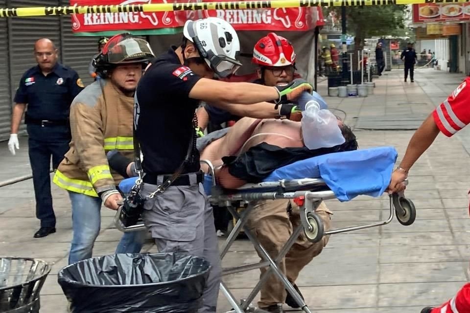 Pese a los esfuerzos de rescatistas, una menor de 17 años murió en el siniestro y siete personas más resultaron lesionadas.