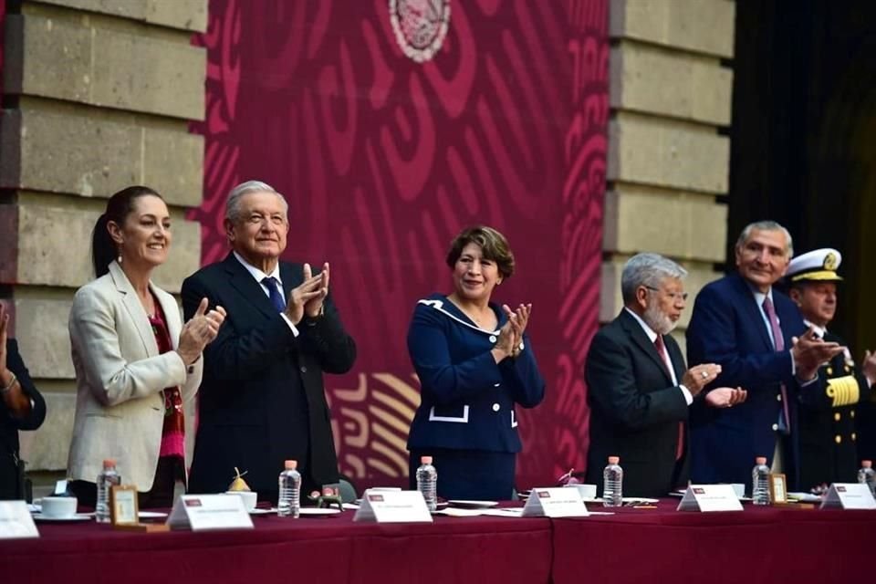 Al evento del Día del Maestro asisten el Presidente López Obrador; la titular de la SEP, Delfina Gómez, y la Jefa de Gobierno, Claudia Sheinbaum.