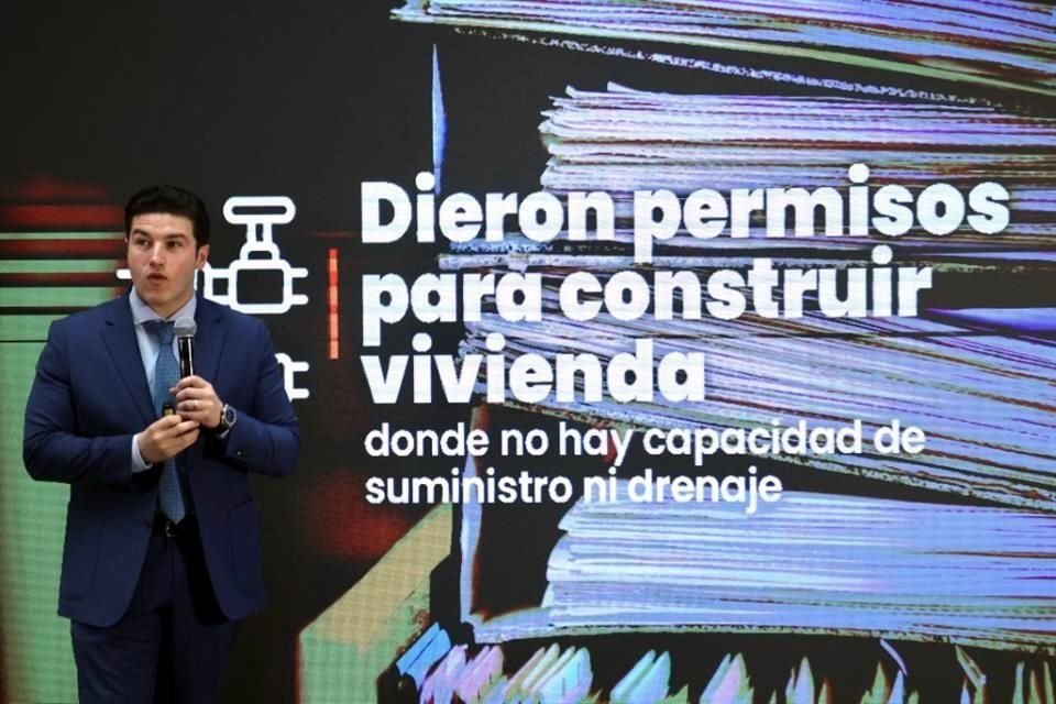 'Ahí estuvo el gran negocio del Gobierno anterior', recalcó, 'dieron permisos para viviendas donde no hay capacidad'.