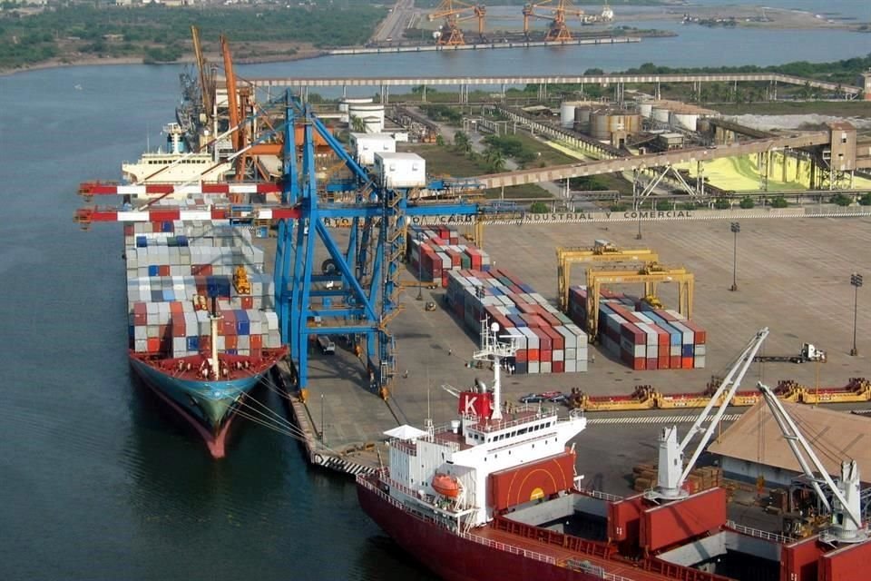 En el puerto de Lázaro Cárdenas no hay madrinas suficientes para trasladar los autos.