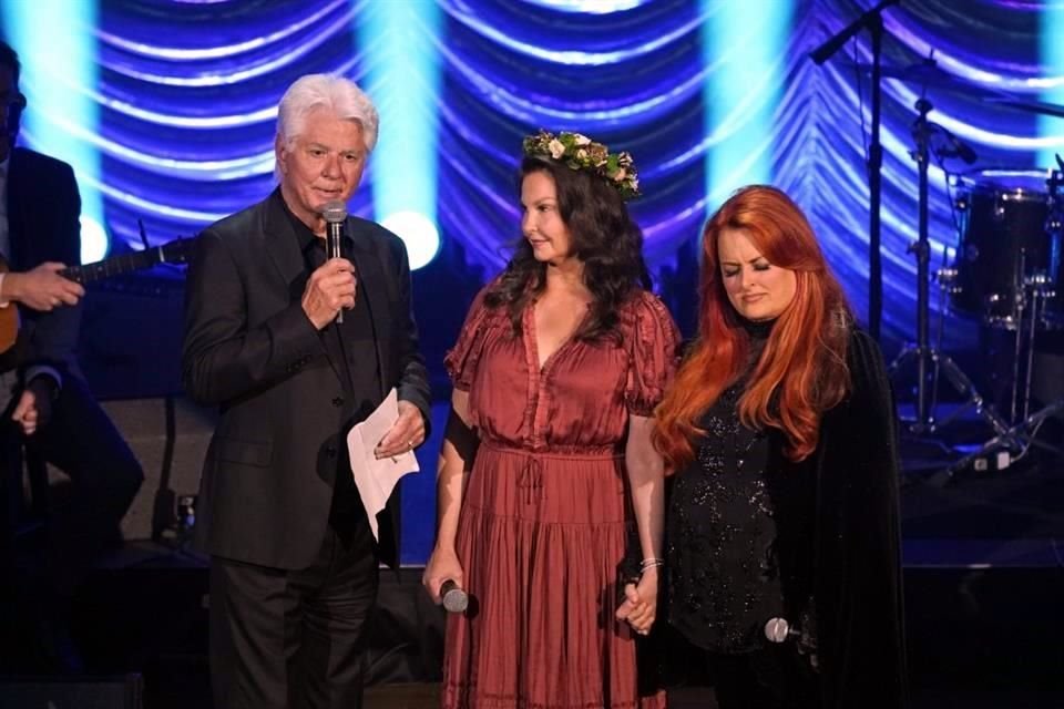 Bono, Salma Hayek, y Morgan Freeman rindieron homenaje a Naomi Judd, la estrella de música country.