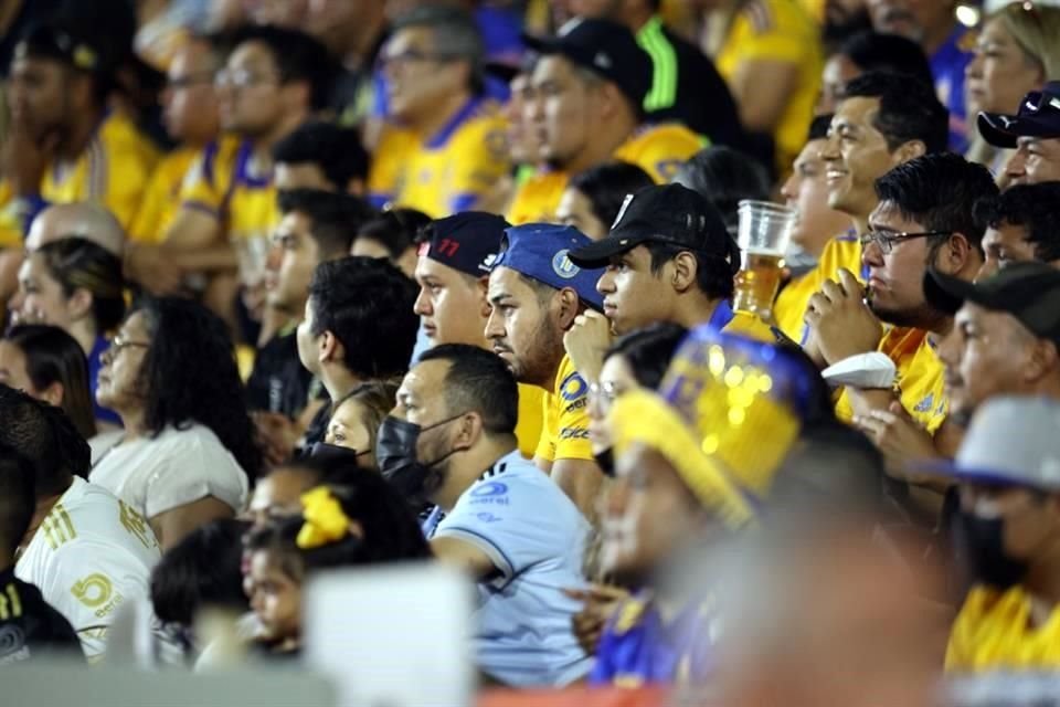 La afición de Tigres sufrió en las gradas.