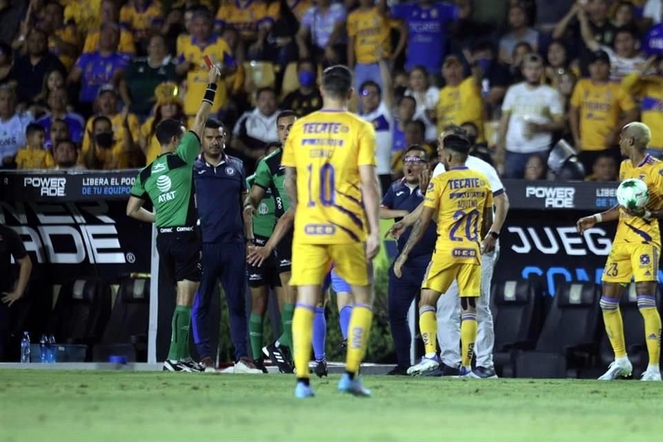 Javier Aquino fue expulsado al finalizar el tiempo de compensación del primer tiempo, en una noche para el olvido.