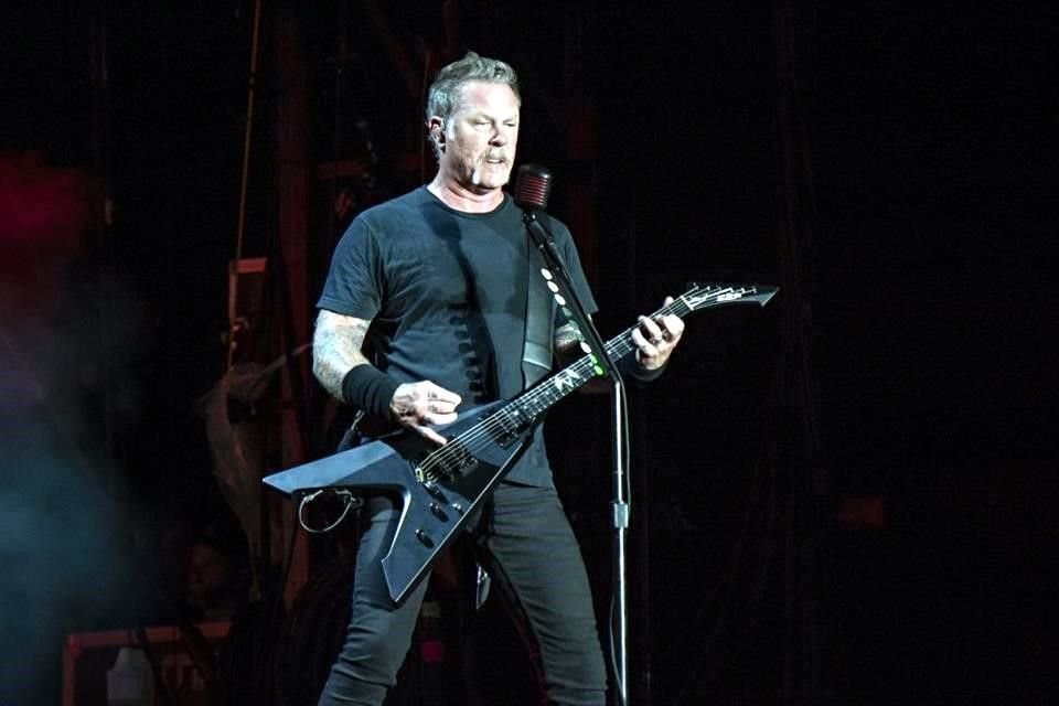 El vocalista de Metallica, James Hetfield, lloró en pleno concierto en Brasil, al decir que se siente 'viejo' para seguir en la música.