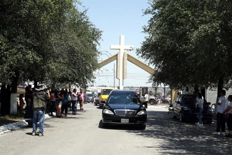 Alrededor de las 11:30 horas se trasladaron al municipio de Juárez para efectuar el sepelio.