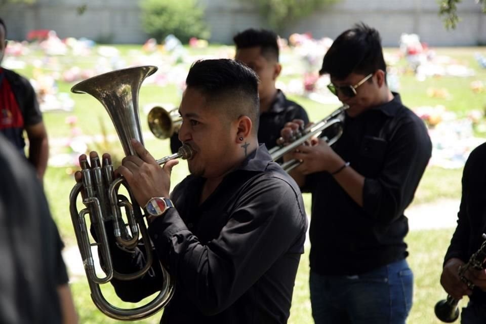 Con apoyo de un grupo musical, los allegados a Yolanda cantaron diversas canciones.