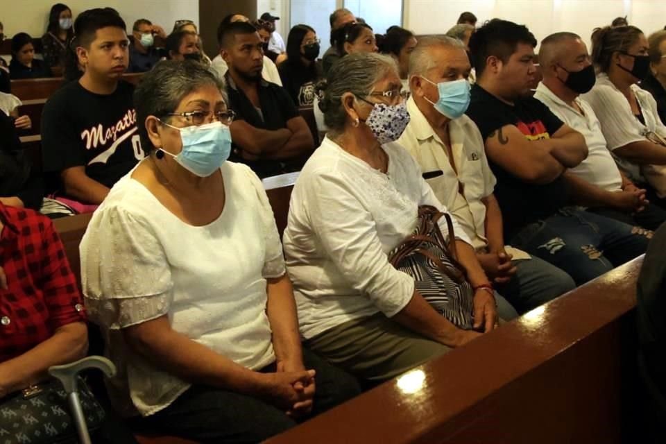 Amigos, conocidos y familiares oraron y cantaron para dar el último adiós a la joven, en una ceremonia solemne y de reflexión.