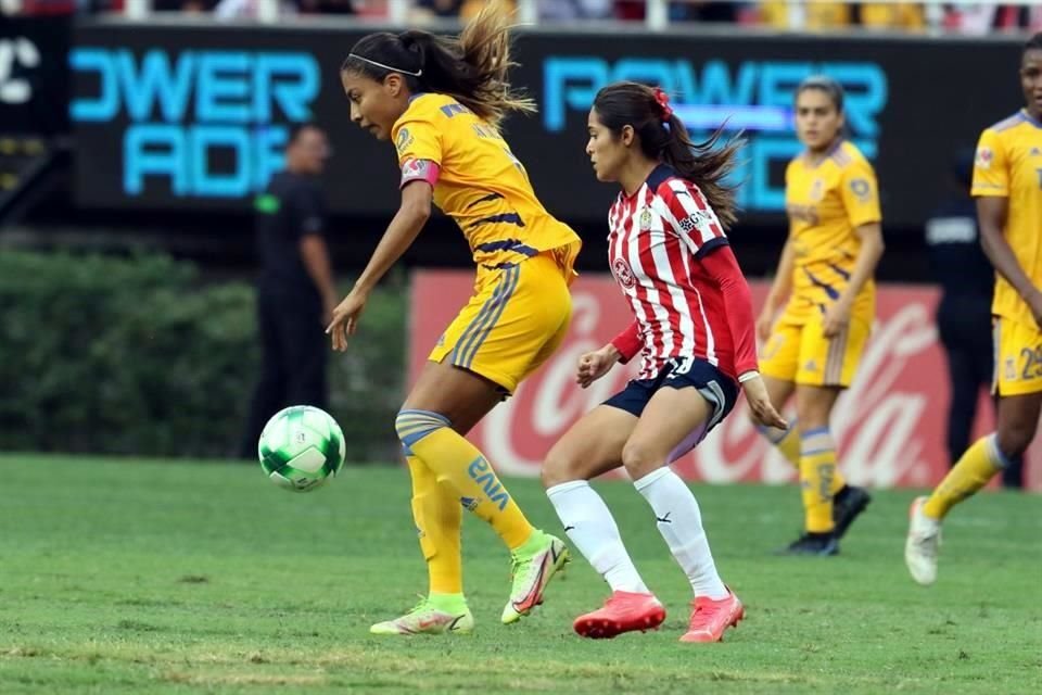 Las felinas, con la ventaja de dos goles, no se vieron presionadas por concretar, por lo que las tapatías buscaron su gol en el primer tiempo.