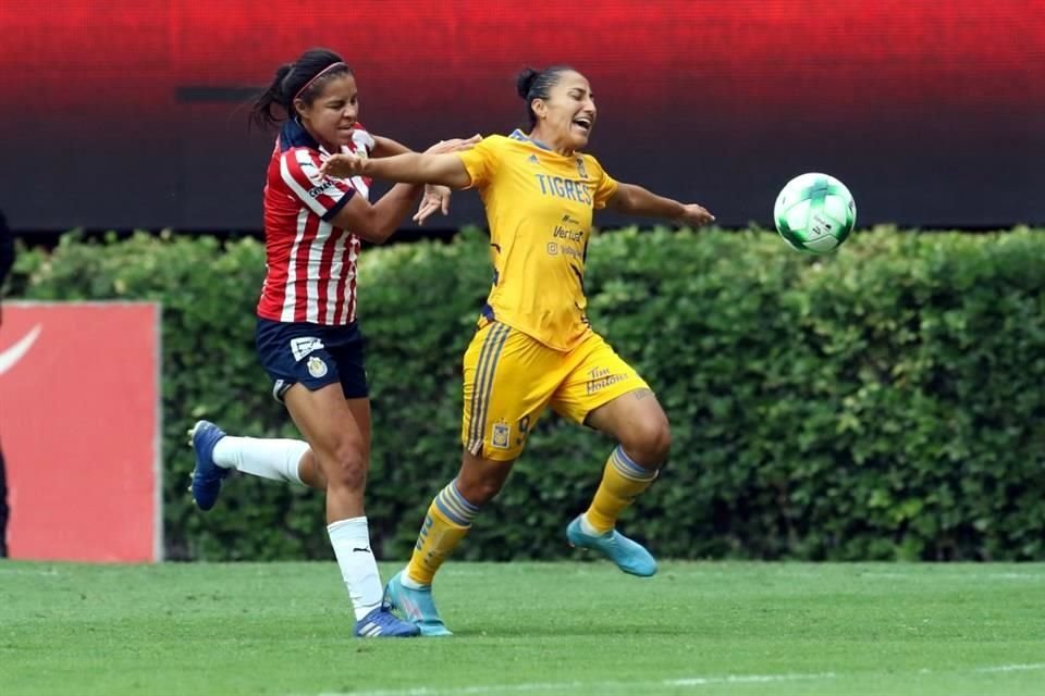 Las felinas, con la ventaja de dos goles, no se vieron presionadas por concretar, por lo que las tapatías buscaron su gol en el primer tiempo.