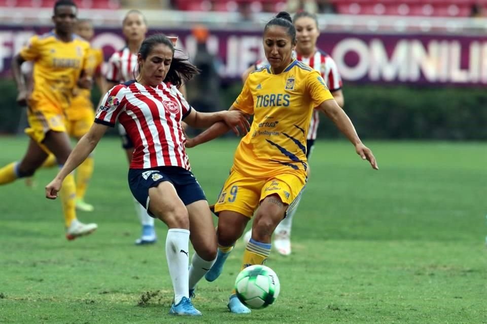 Las felinas, con la ventaja de dos goles, no se vieron presionadas por concretar, por lo que las tapatías buscaron su gol en el primer tiempo.