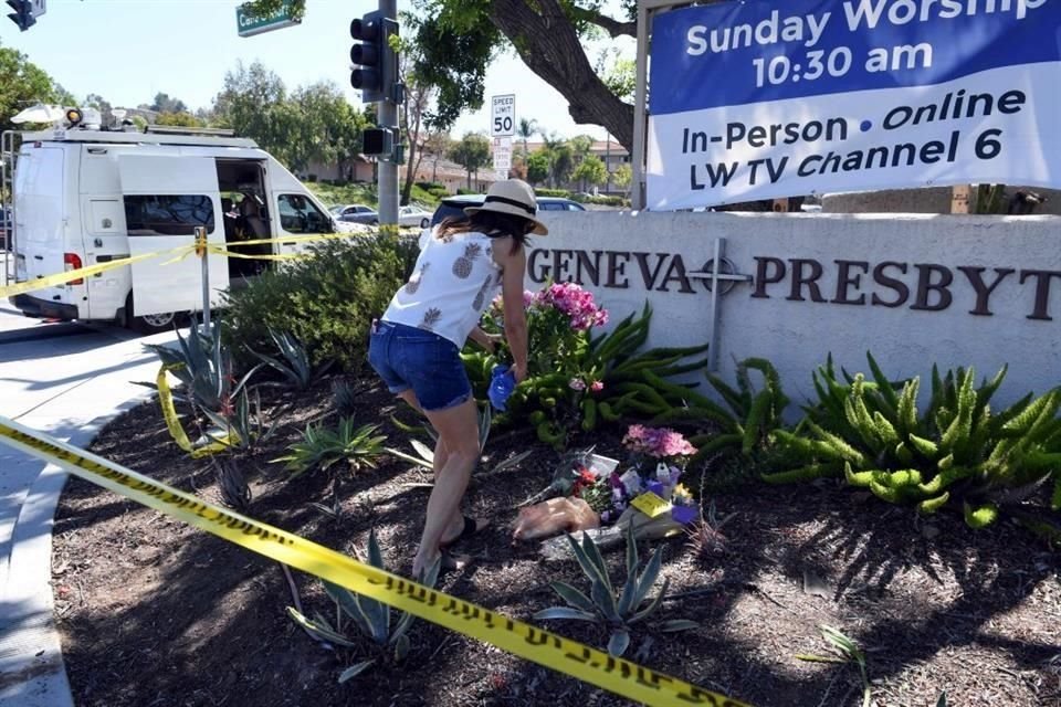 Personas colocan flores afuera de la iglesia donde ocurrió el tiroteo en California.