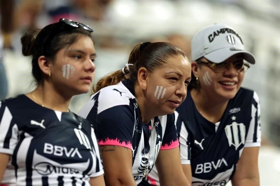 La afición albiazul presente en el Estadio BBVA para ver a sus Rayadas.