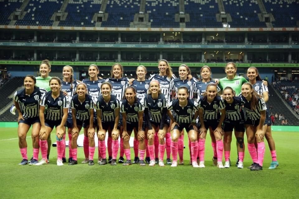 El plantel completo de las albiazules concentradas previo al inicio del encuentro.