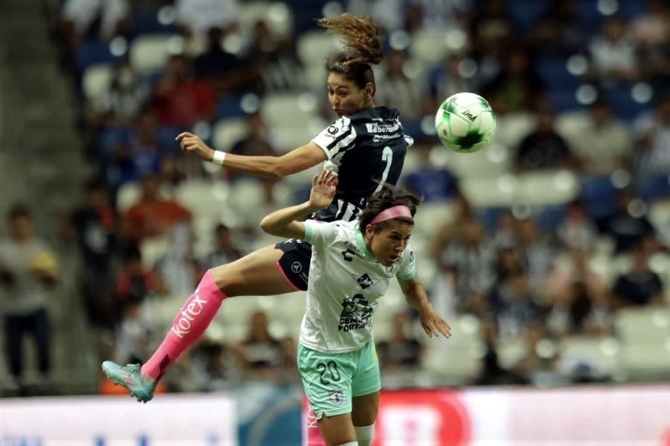 Christina Burkenroad peleando un balón dividido con Sumiko Gutiérrez.