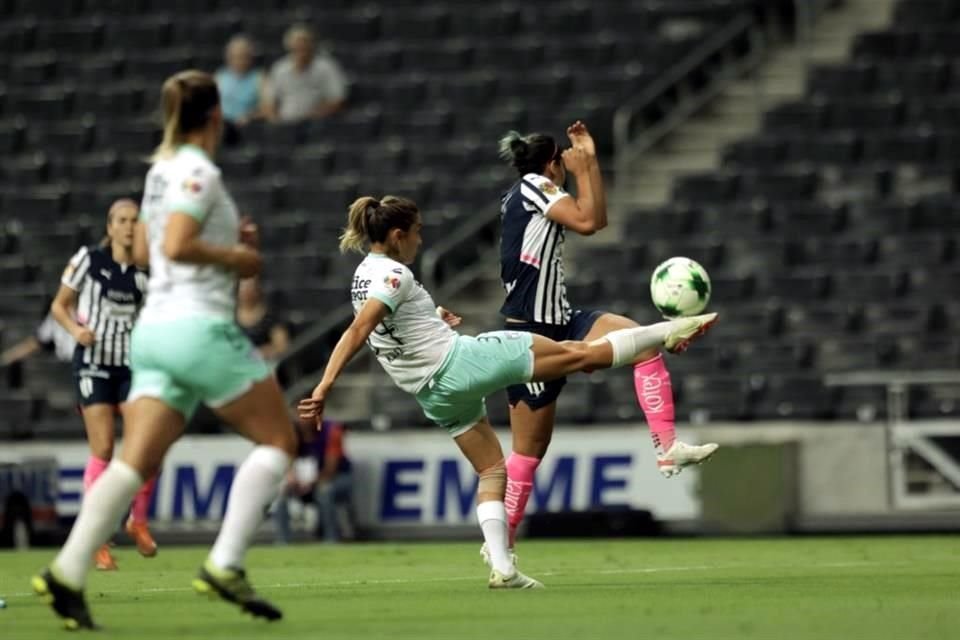 Karen Díaz, de Pachuca Femenil, despejando la redonda.