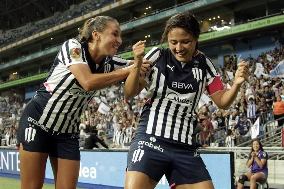 Bárbara Olivieri (izq.) <br>y Rebeca Bernal festejando el gol de la capitana de Rayadas.