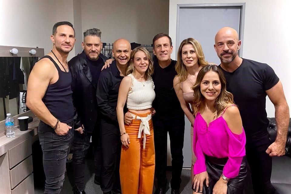 Magneto con algunas asistentes que aprovecharon la noche para tomarse una foto con los integrantes del grupo.