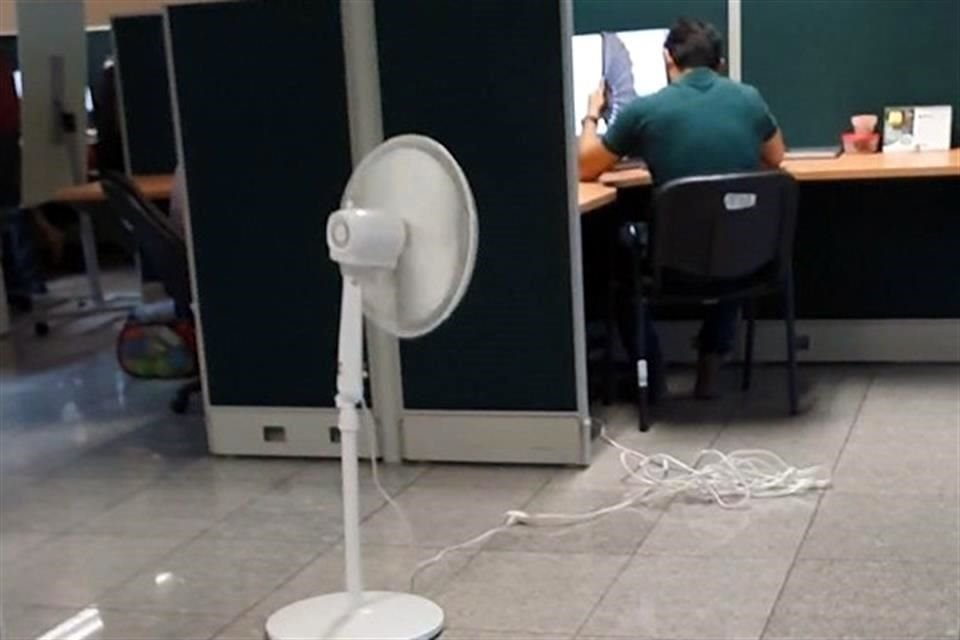 Para enfrentar el calor dentro de la Torre Administrativa, los empleados usaron aires lavados y ventiladores.