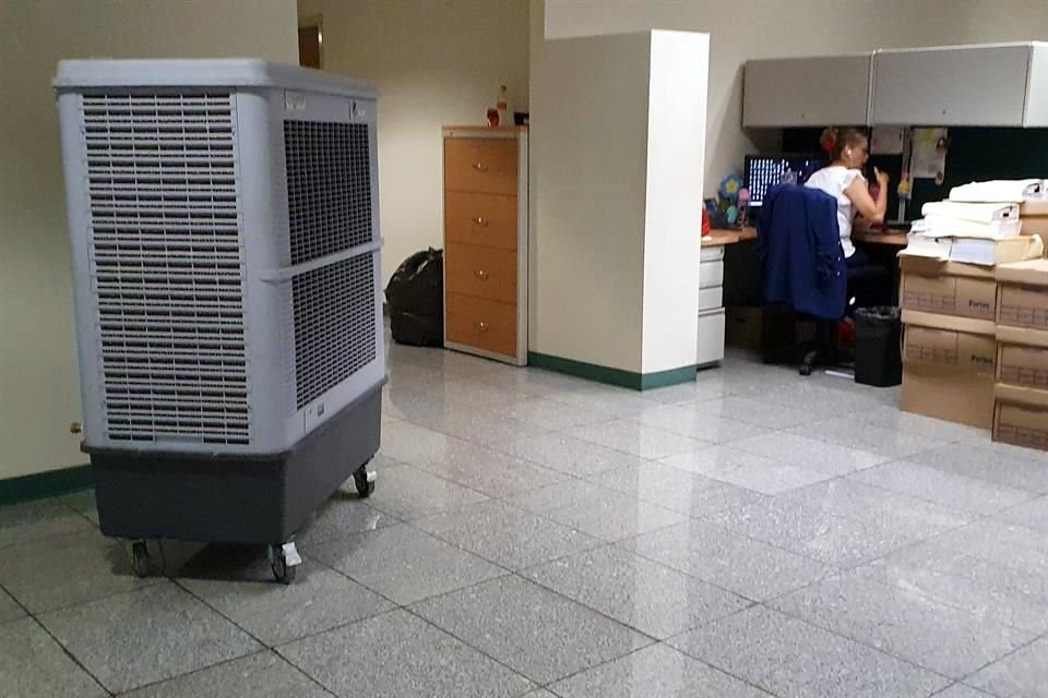 Para enfrentar el calor dentro de la Torre Administrativa, los empleados usaron aires lavados y ventiladores.