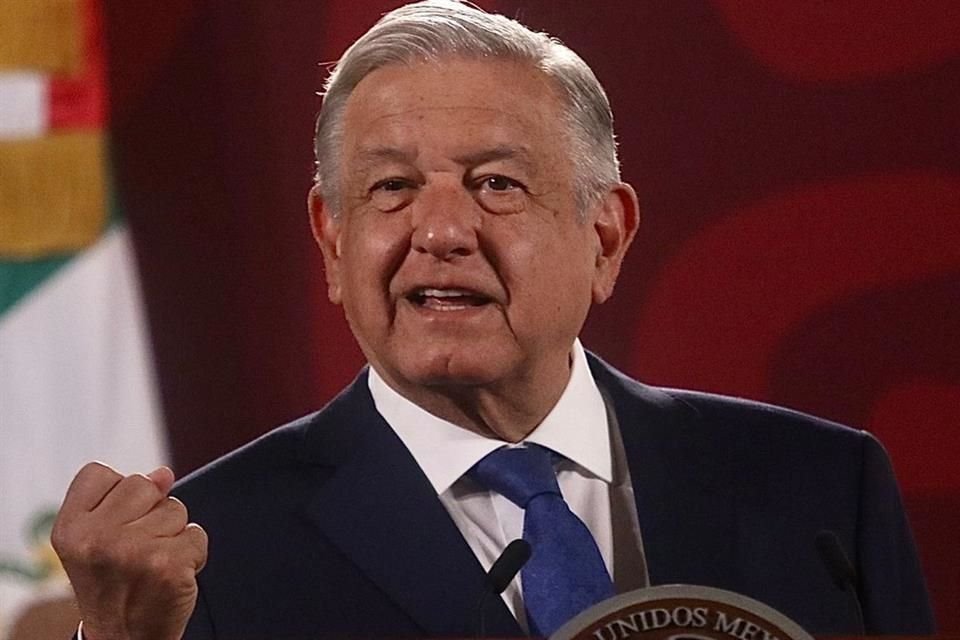 AMLO anunció que siguiente semana dará a conocer plazas disponibles en IMSS e ISSSTE y ofreció a médicos mexicanos contratación inmediata.