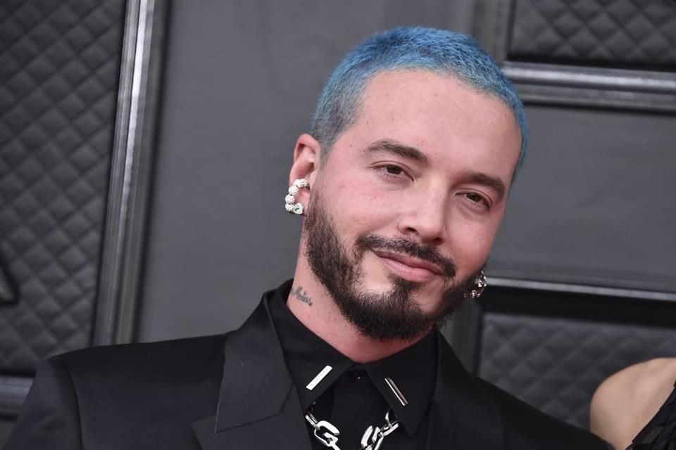 J Balvin anuncia el lanzamiento de OYE, una aplicación interactiva de bienestar emocional, en español e inglés.