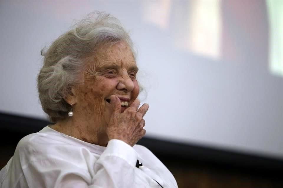 La escritora y periodista Elena Poniatowska recibirá la Medalla Belisario Domínguez, máximo galardón que otorga el Senado de la República.