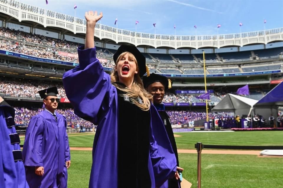 Taylor Swift recibió un doctorado honorario en bellas artes de la Universidad de Nueva York; da discurso a graduados en el Yankee Stadium.