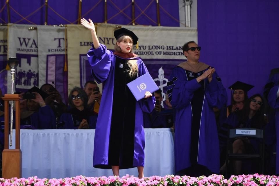 Taylor Swift recibió un doctorado honorario en bellas artes de la Universidad de Nueva York; da discurso a graduados en el Yankee Stadium.