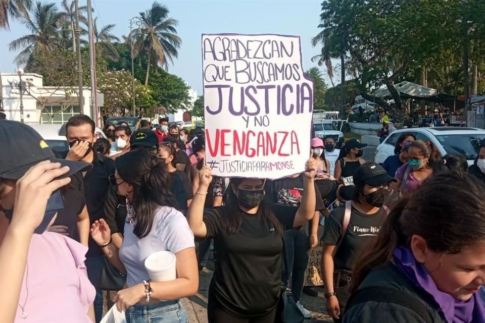 Vestidas de negro y con carteles, feministas acompañaron a los padres de  Monse durante la manifestación de esta tarde.