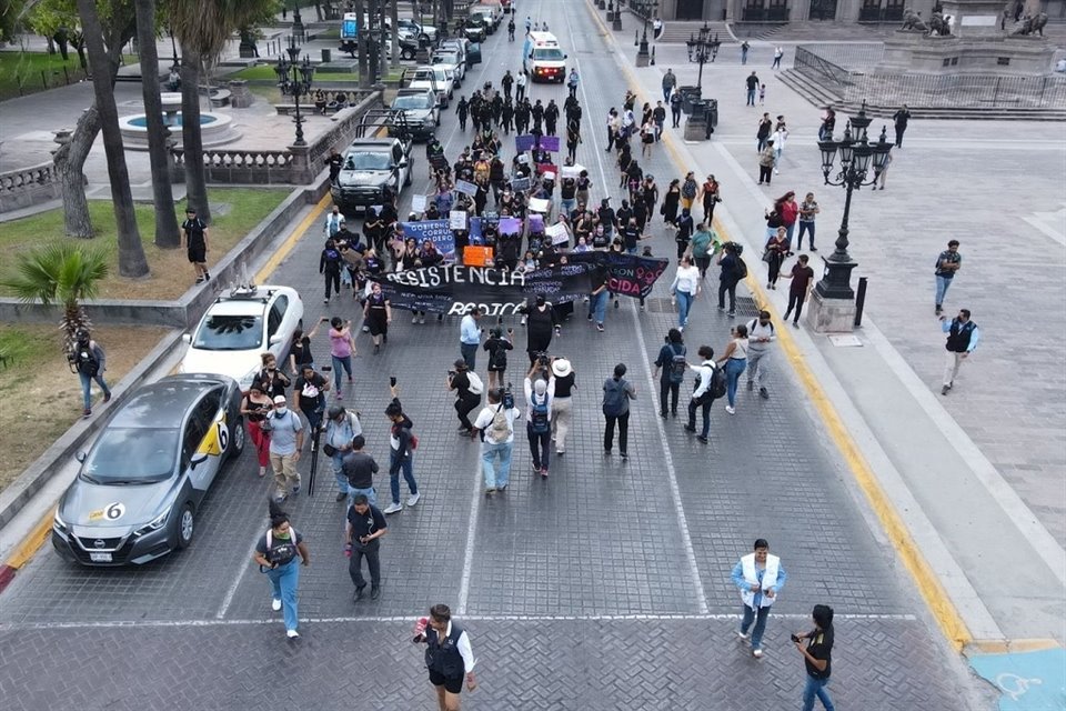 Decenas de mujeres realizaron una marcha por calles del Centro.